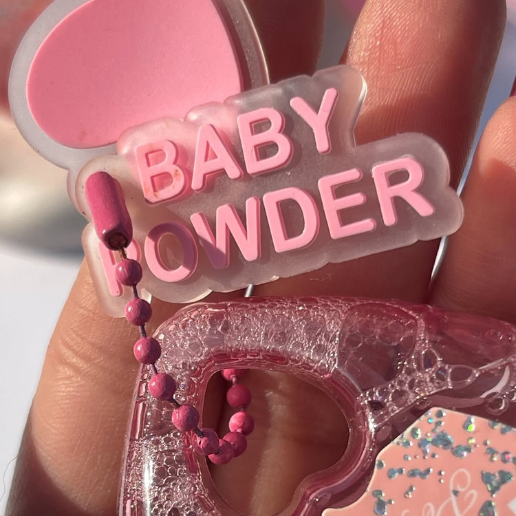 عطر بدن و بیکینی با رایحه بچه baby powder طرح قلبی ۵۰میل ماندگاری ۴۸ساعته